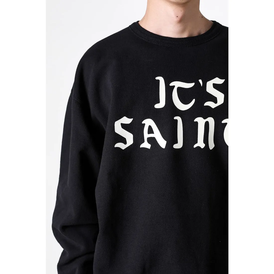 SAINT Mxxxxxx CREW SWT/IT'S SAINT/BLK Flocked SAINT sweatshirt Black S-XL ⚠️Note: This is flocking printing, not glue or crack paste. Don’t buy what you see in the picture. Short and loose fit. Both front and rear necklines are curved. Electrostatic flocking printing technology. Correct accessories. Fruit main mark/little angel anti-counterfeiting label.